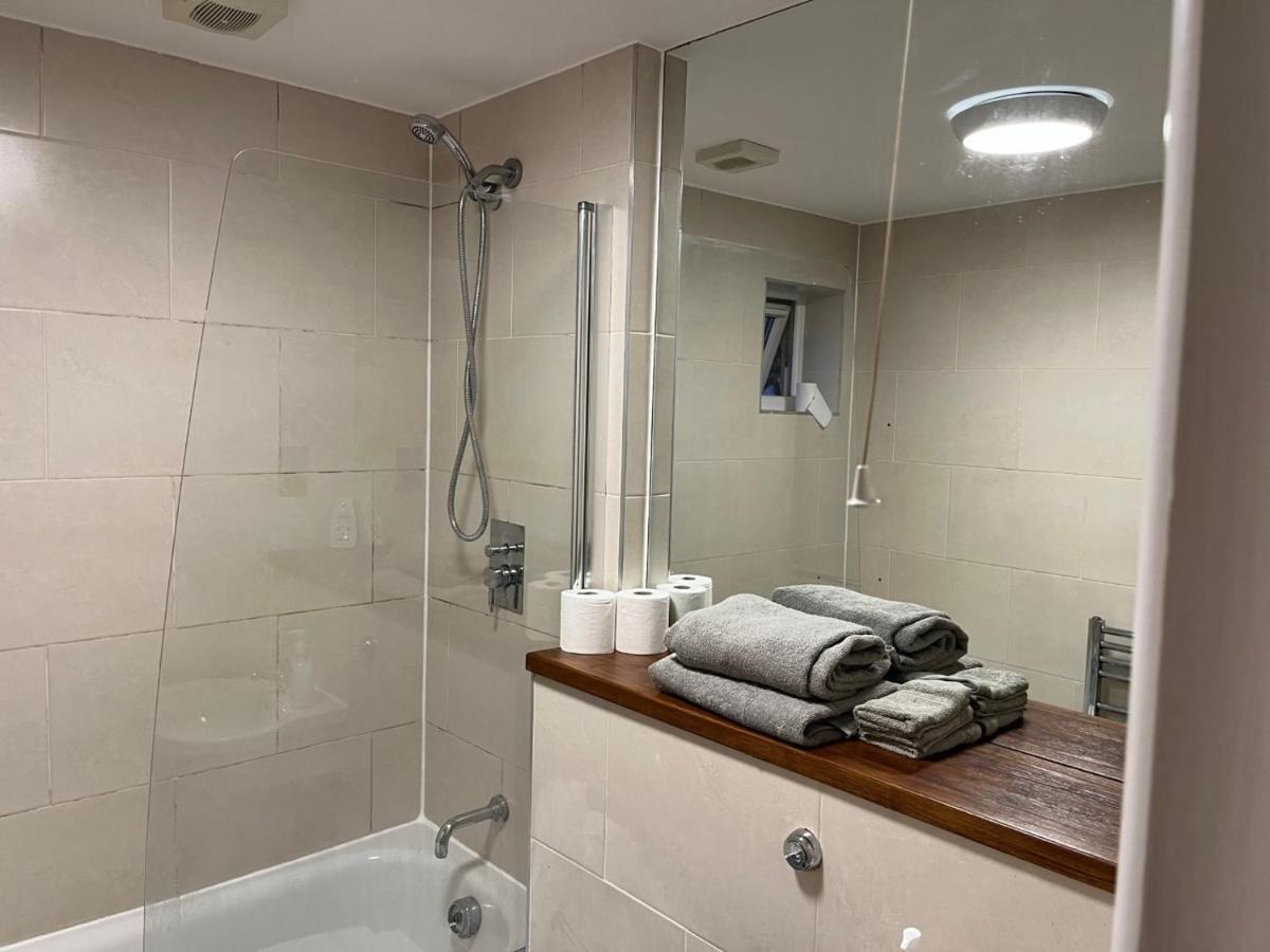 Three Bedroom House In Tooting By Star Londen